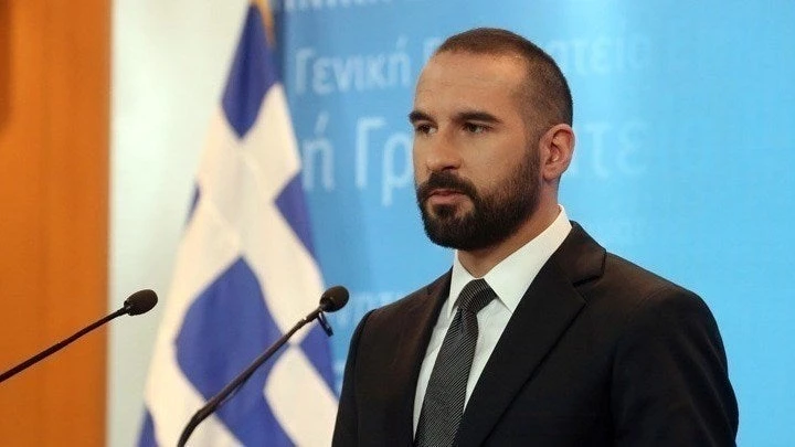 Εκοψαν συντάξεις, μείωσαν αφορολόγητο, υποθήκευσαν αιώνια τη χώρα και μας ζητούν να «χαμογελάσουμε» – Μοιράζει απλόχερα «σανό» ο κυβερνητικός εκπρόσωπος (βίντεο)